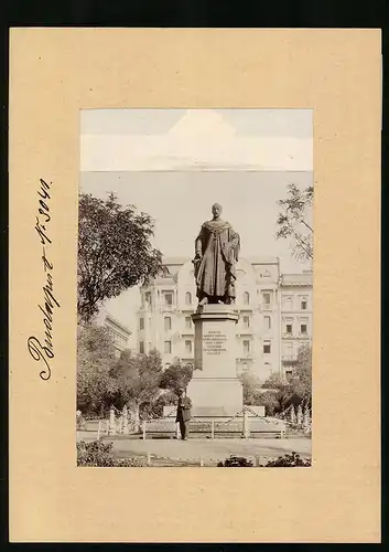 Fotografie Brück & Sohn Meissen, Ansicht Budapest, Herr vor dem Denkmal am Josefsplatz