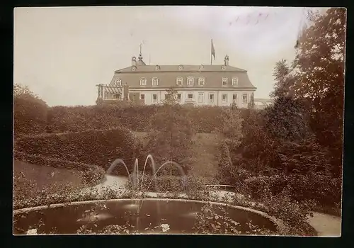 Fotografie Brück & Sohn Meissen, Ansicht Niederwiesa, Blick auf das Schloss Lichtenwalde mit Teich