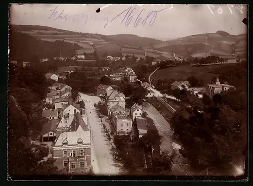 Fotografie Brück & Sohn Meissen, Ansicht Schwarzenberg i. Erzg., Blick auf den Ort mit Strassenpartie