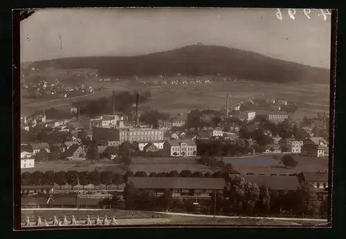 Fotografie Brück & Sohn Meissen, Ansicht Warnsdorf i. Böhmen, Ortspanorama mit Blick auf den Spitzberg, Fabrik