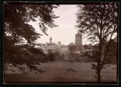 Fotografie Brück & Sohn Meissen, Ansicht Waldenburg i. Sa., Blick vom Park auf das fürstl. Schloss