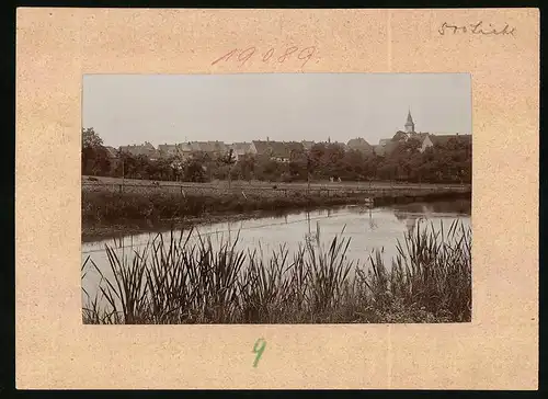 Fotografie Brück & Sohn Meissen, Ansicht Mutzschen, Ortspanorama mit Teich und Kirchturm