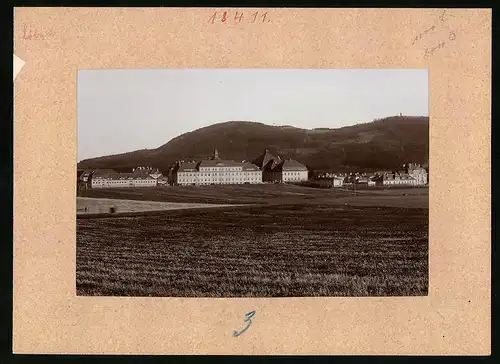 Fotografie Brück & Sohn Meissen, Ansicht Löbau i. S., Neue Jägerkaserne vom Feld gesehen