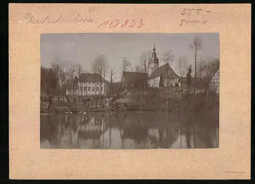 Fotografie Brück & Sohn Meissen, Ansicht Deutschenbora bei Nossen, Uferpartie mit Kirche