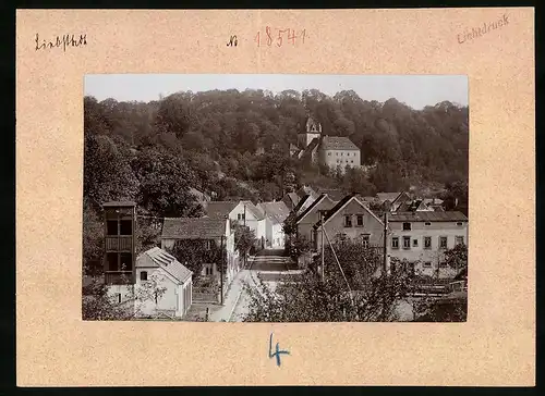 Fotografie Brück & Sohn Meissen, Ansicht Liebstadt i. S., Strassenansicht mit Schloss im Hintergrund
