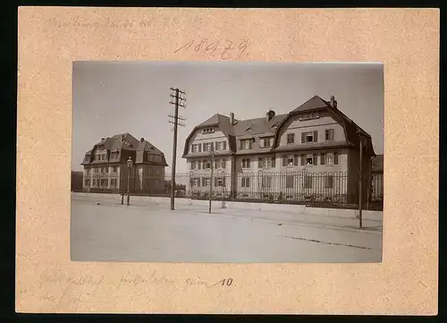 Fotografie Brück & Sohn Meissen, Ansicht Freiberg i. Sa., Kaserne III. Bataillon Inf.-Regt. Nr. 182, Familiengebäude