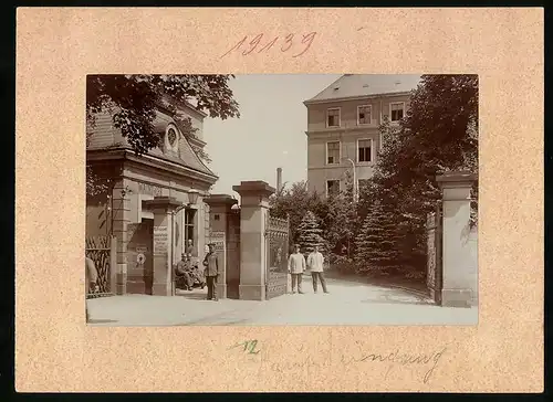 Fotografie Brück & Sohn Meissen, Ansicht Dresden, Wachtgebäude am Haupteingang zum reserve-Lazarett