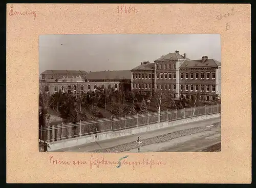 Fotografie Brück & Sohn Meissen, Ansicht Kamenz i. Sa., Blick auf das Garnison-Lazarett, Kaserne