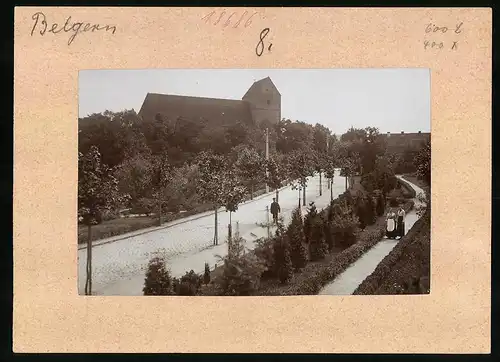 Fotografie Brück & Sohn Meissen, Ansicht Belgern a. Elbe, Blick in den Neuen Elbweg mit Kirche
