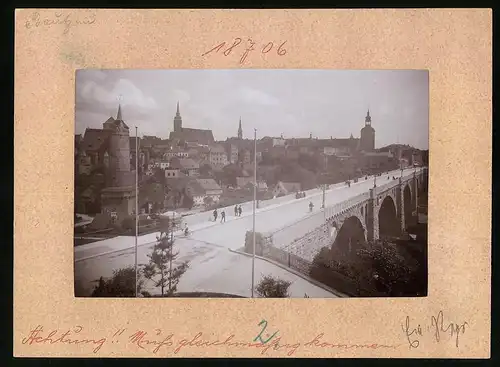 Fotografie Brück & Sohn Meissen, Ansicht Bautzen, Blick auf die Kronprinzenbrücke mit Passanten und Fahrrad Fahrer
