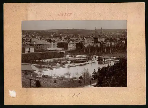 Fotografie Brück & Sohn Meissen, Ansicht Döbeln i. Sa., Blick auf die Kaserne mit Teich, Rückseite mit Ansichtskarte