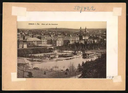 Fotografie Brück & Sohn Meissen, Ansicht Döbeln i. Sa., Blick auf die Kaserne mit Teich, Rückseite mit Ansichtskarte