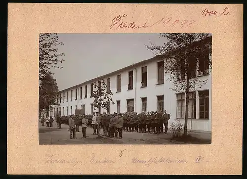 Fotografie Brück & Sohn Meissen, Ansicht Dresden, Soldaten im Barackenlager vor der Mannschaftsbaracke IV