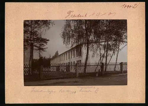 Fotografie Brück & Sohn Meissen, Ansicht Dresden, Blick auf die Mannschaftsbaracke IV, im Barackenlager