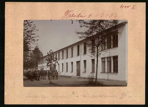 Fotografie Brück & Sohn Meissen, Ansicht Dresden, Soldaten an der Mannschaftsbaracke IV im Barackenlager