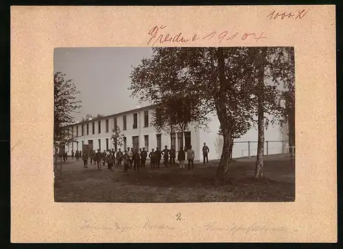 Fotografie Brück & Sohn Meissen, Ansicht Dresden, Soldaten vor der Mannschaftsbaracke im Barackenlager