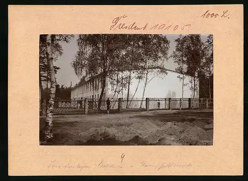 Fotografie Brück & Sohn Meissen, Ansicht Dresden, Seitenansicht der Mannschaftsbaracke im Barackenlager