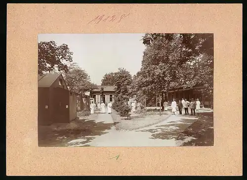 Fotografie Brück & Sohn Meissen, Ansicht Dresden, Soldaten und Krankenschwestern im Garnison-Lazarett (Reserve-Lazarett)