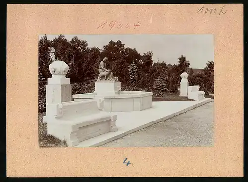 Fotografie Brück & Sohn Meissen, Ansicht Döbeln i. Sa., Partie am Brunnen auf dem Parkfriedhof