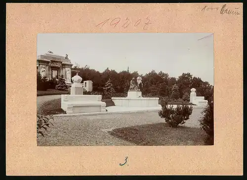 Fotografie Brück & Sohn Meissen, Ansicht Döbeln i. Sa., Blick auf das Familiengrab Robert Tümmler und Brunnen