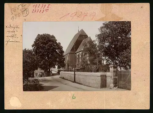 Fotografie Brück & Sohn Meissen, Ansicht Altmügeln, Strassenpartie an der Kirche mit Mühle und Bäckerei Max Kirste
