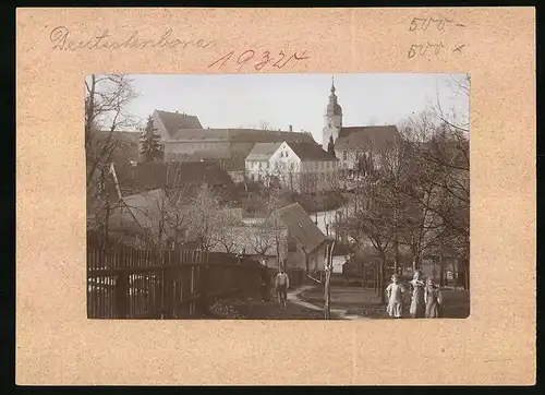 Fotografie Brück & Sohn Meissen, Ansicht Deutschenbora / Nossen, Partie im Ort mit Blick zur Kirch, Kinder