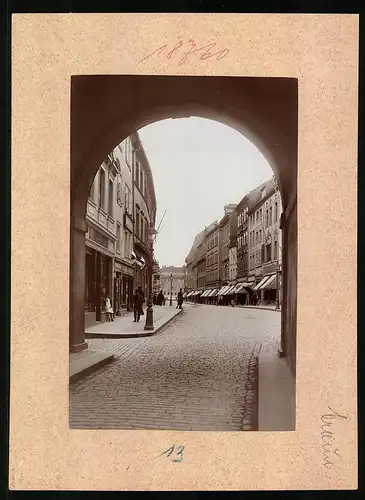 Fotografie Brück & Sohn Meissen, Ansicht Bautzen, Blick durch das Reichentor und der Reichenstrasse mit Geschäften