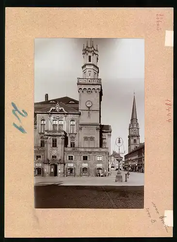 Fotografie Brück & Sohn Meissen, Ansicht Löbau i. Sa., Rathaus mit Geschäften Alwin Sünder u. Otto Hänsel, Strassenpartie