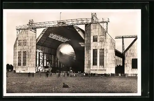 AK Luftschiff Graf Zeppelin startbereit in der Halle