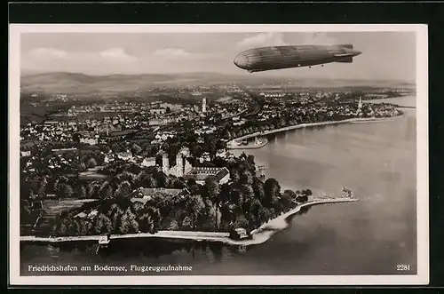 AK Friedrichshafen a. B., Fliegeraufnahme der Stadt am Bodensee mit Zeppelin