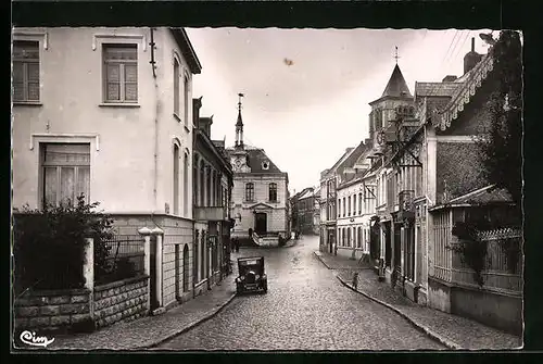 AK Bouchain, La Rue Léon Piérart et la Mairie dans le fond