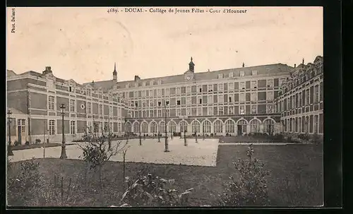 AK Douai, Collège de Jeunes Filles, Cour d`Honneur