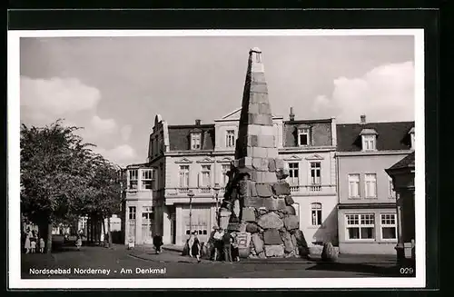 AK Norderney, Strassenpartie am Denkmal