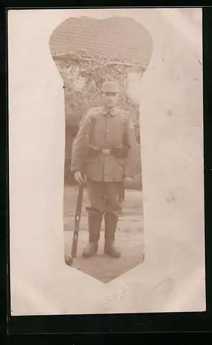 Foto-AK Soldat mit Pickelhaube und Karabiner