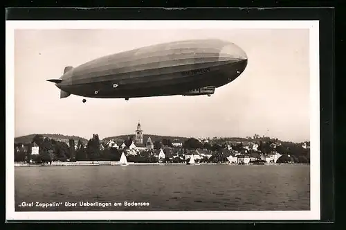 AK Überlingen, Luftschiff Graf Zeppelin über dem Bodensee