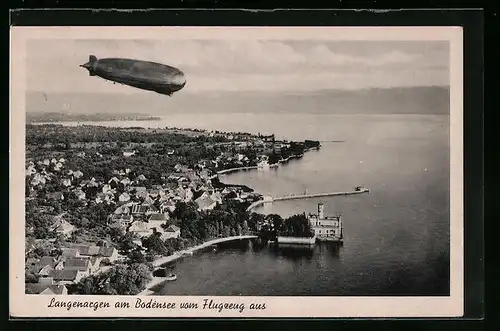 AK Langenargen a. B., Fliegeraufnahme der Stadt am Bodensee mit Zeppelin