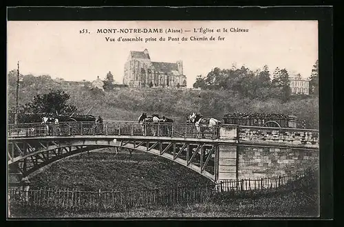 AK Mont-Notre-Dame, L`Église et le Château, Vue d`ensemble prise du Pont du Chemin de fer