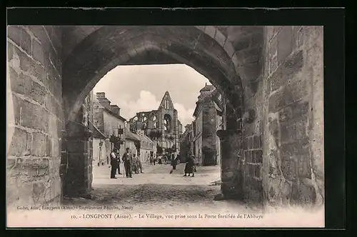 AK Longpont, Le Village, vue prise sous la Porte fortifiée de l`Abbaye