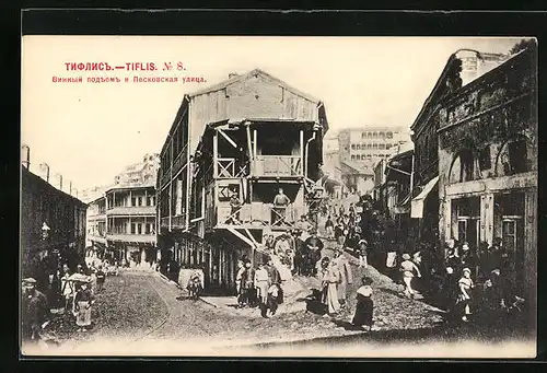 AK Tiflis, Häuser an einer belebten Strasse