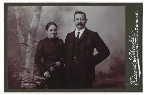 Fotografie Eduard Schucht, Zürich, Kasernenstr. 13, Elegant gekleidetes Paar mit einer Rose