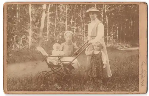 Fotografie W. Neumann, Berlin-Südende, Halskestr. 4, Bürgerliche Dame mit Baby im Kinderwagen und zwei Töchtern