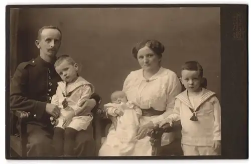 Fotografie E. Müller, Dresden-Altstadt, Ferdinand-Str. 11, Soldat in Uniform und Frau mit Baby und zwei Söhnen
