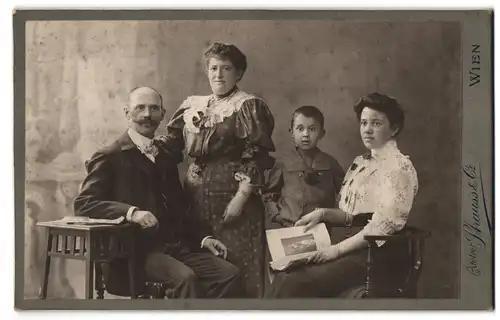 Fotografie Strauss & Co., Wien, Kohlmarkt 5, Bürgerliches Paar mit älterer Tochter und Jungen