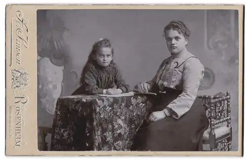 Fotografie X. Simson, Rosenheim, Münchenerstr. 6, Junge Dame und Mädchen in modischer Kleidung am Tisch