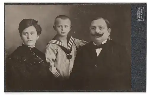Fotografie F. Wallbröhl, Bochum, Elegant gekleidetes Paar mit einem Sohn