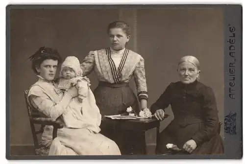 Fotografie Atelier Adèle, Dux, Johannesgasse 119, Ältere Dame in hübscher Kleidung und zwei junge Frauen mit Baby