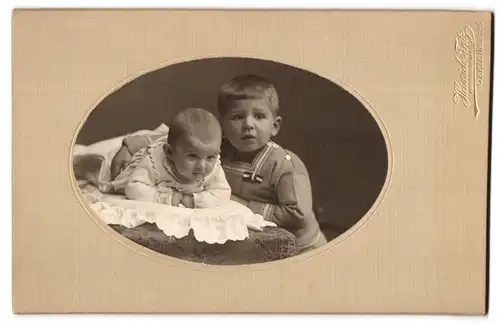 Fotografie Heinrich Fritz, Greiz, Weststr. 6, Modisch gekleideter Junge mit Kleinkind