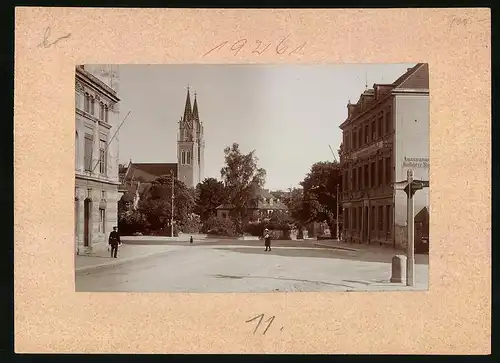 Fotografie Brück & Sohn Meissen, Ansicht Oschatz, Prinz-Albert-Platz, Gasthaus Zum Sächsischen Hof mit Blick zur Kirche