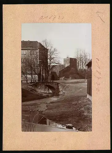 Fotografie Brück & Sohn Meissen, Ansicht Radeberg i. Sa., Bachlauf am Schloss mit dem Hungerturm
