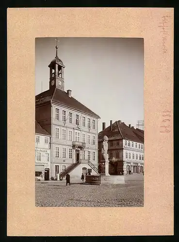 Fotografie Brück & Sohn Meissen, Ansicht Bischofswerda, Partie am Rathaus mit Brunnen, Feinbäckerei, Confectionshaus